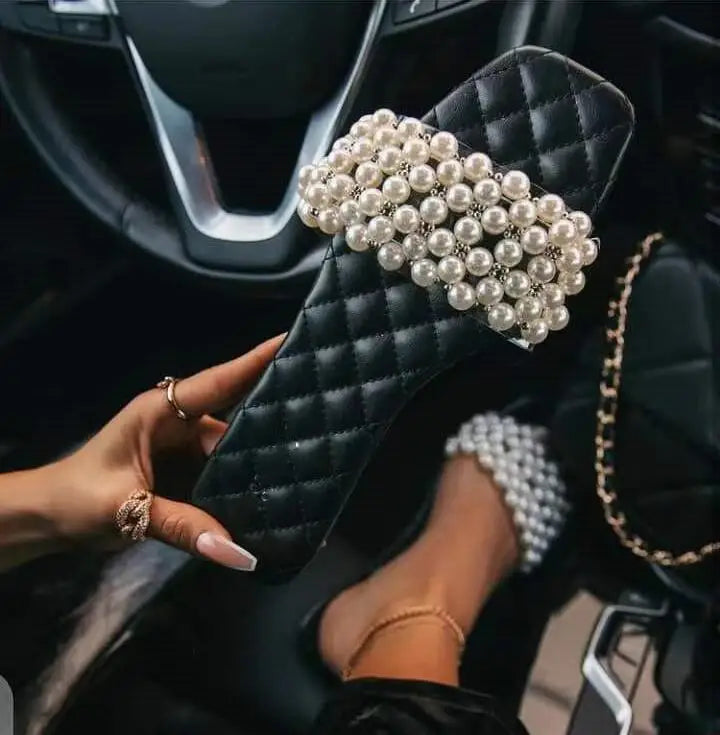 Novas Sandálias Casuais Femininas Primavera/Verão 2024 com Pérolas e Strass, Sapatos Planos de Cor Sólida
