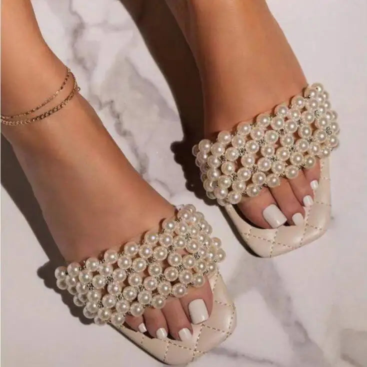 Novas Sandálias Casuais Femininas Primavera/Verão 2024 com Pérolas e Strass, Sapatos Planos de Cor Sólida