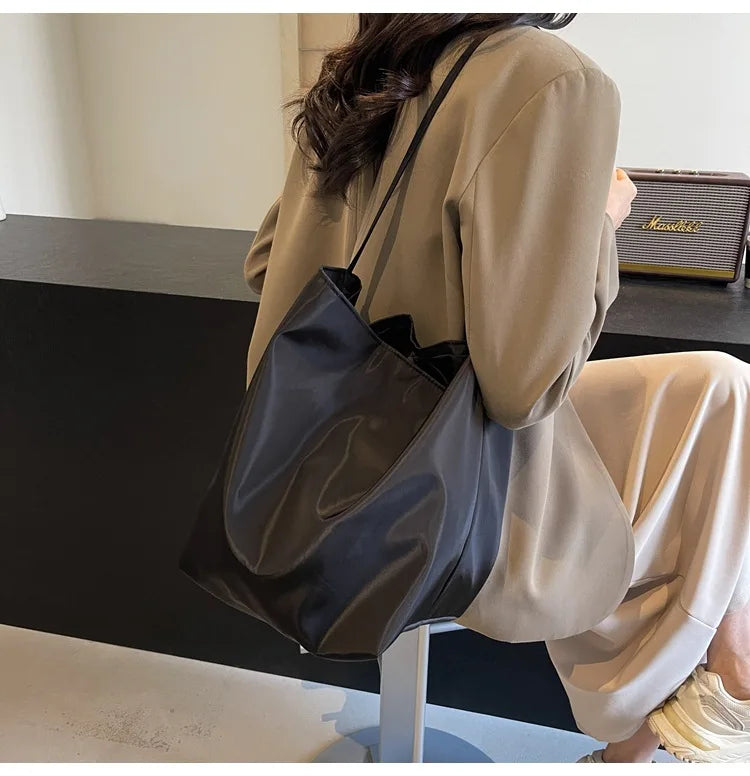 Minimalist and lazy style tote shoulder bag, women's large capacity armpit bag, student class bucket bag, retro shopping bag