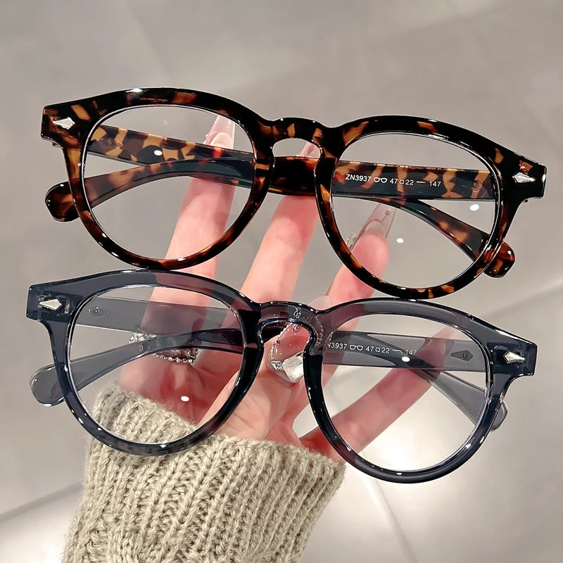 A high-end, retro Korean-style round frame anti-blue light flat glasses with a simple round frame and rice studs without makeup