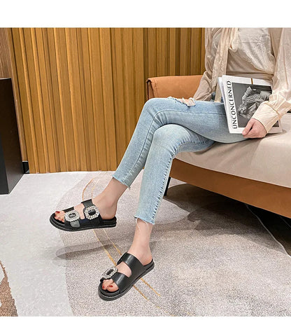 Sandálias Femininas 2026 com Fivela de Strass, Chinelos de Tira Dupla, Sapatos de Cristal, Slides Casuais, Calçados de Salto Baixo, Flip Flops
