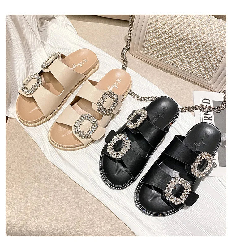 Sandálias Femininas 2026 com Fivela de Strass, Chinelos de Tira Dupla, Sapatos de Cristal, Slides Casuais, Calçados de Salto Baixo, Flip Flops