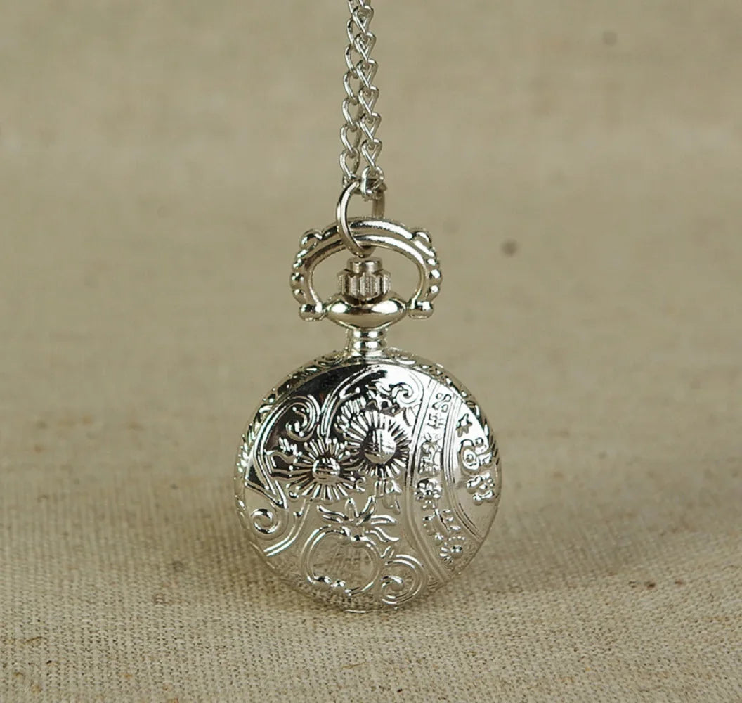 Fashion Cute Relief Silver Butterfly Pocket Watch Vintage Quartz Pocket Watch Unisex Sweater Chain Watches Necklace