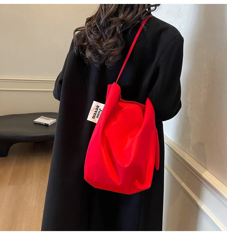 Minimalist and lazy style tote shoulder bag, women's large capacity armpit bag, student class bucket bag, retro shopping bag