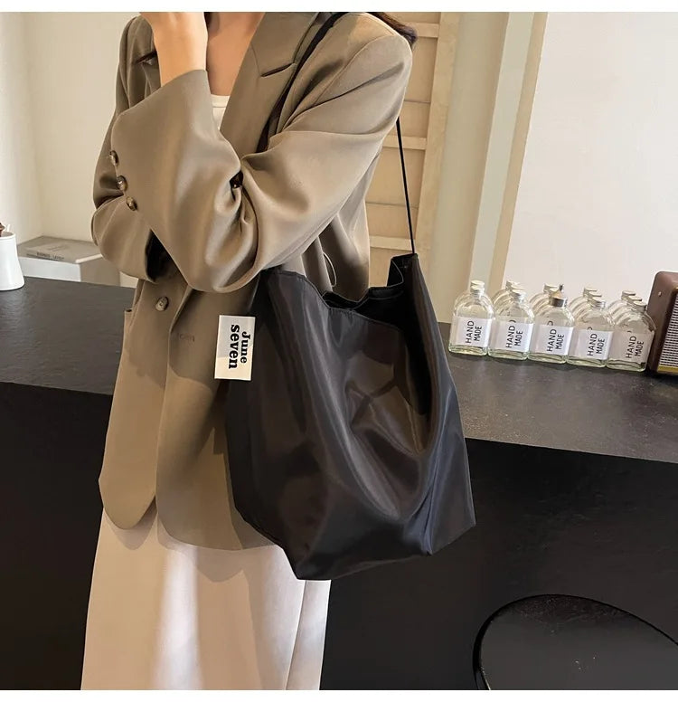 Minimalist and lazy style tote shoulder bag, women's large capacity armpit bag, student class bucket bag, retro shopping bag