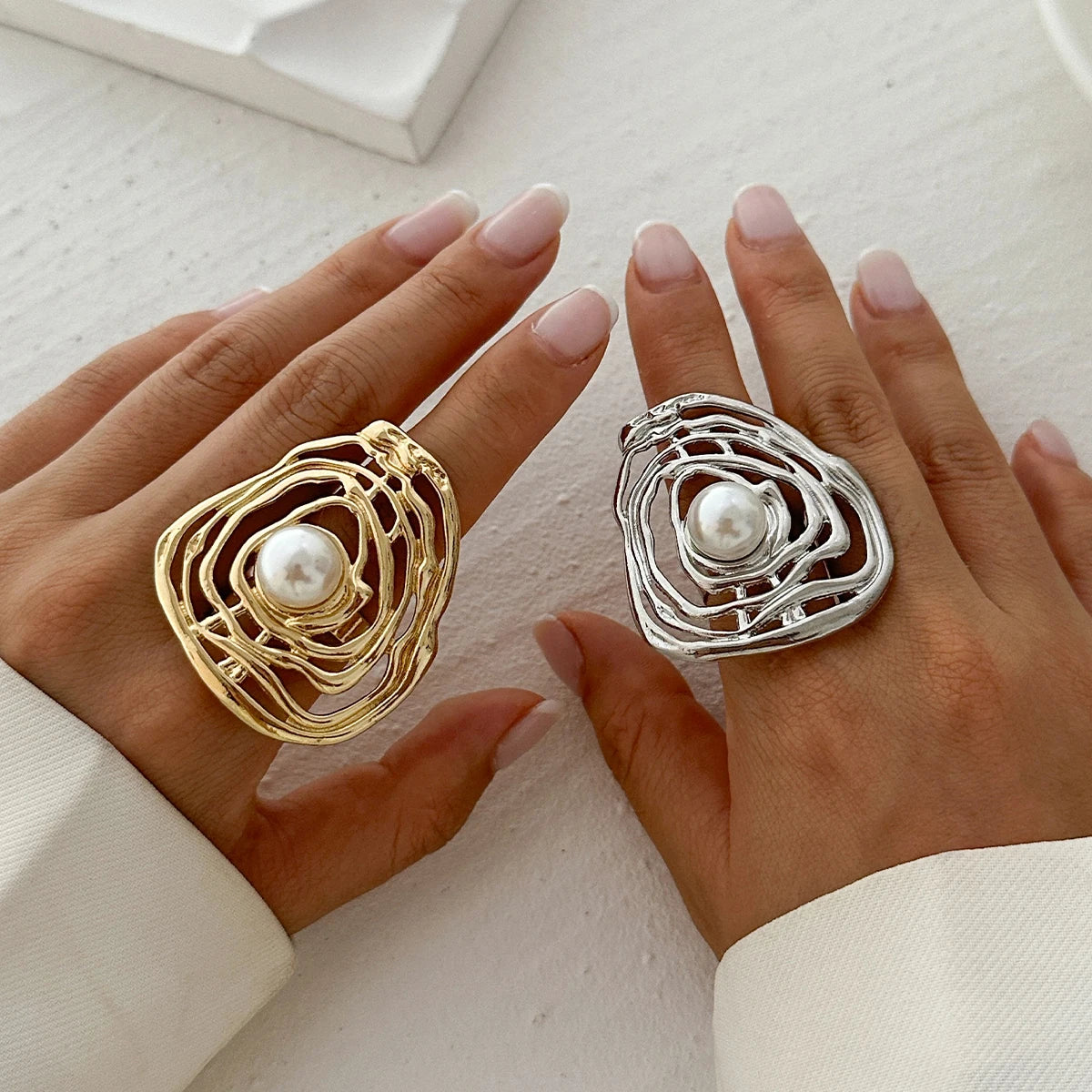 Ingemark Creative Hollow Wrapped Inlaid Imitation Pearls Rings Women Fashion Statement Vintage Geometric Couple Ring Wed Jewelry