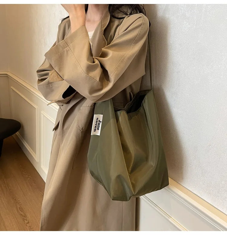 Minimalist and lazy style tote shoulder bag, women's large capacity armpit bag, student class bucket bag, retro shopping bag