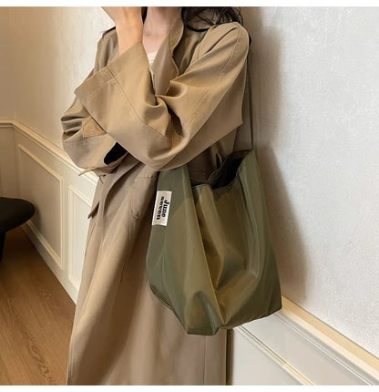 Minimalist and lazy style tote shoulder bag, women's large capacity armpit bag, student class bucket bag, retro shopping bag