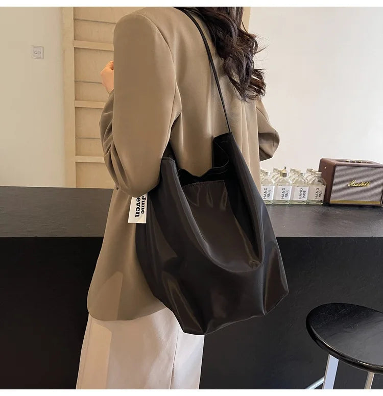 Minimalist and lazy style tote shoulder bag, women's large capacity armpit bag, student class bucket bag, retro shopping bag