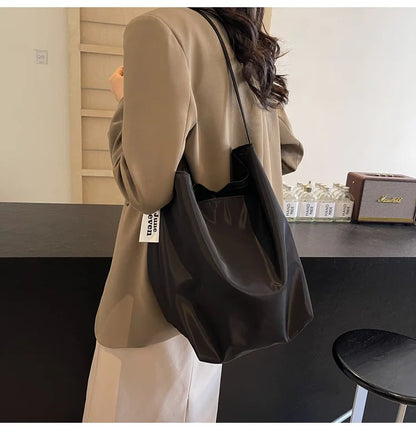 Minimalist and lazy style tote shoulder bag, women's large capacity armpit bag, student class bucket bag, retro shopping bag